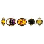 FIVE SILVER RINGS COMPRISING A BLUE JOHN RING, TWO AMBER RINGS, AN ONYX RING AND AN AGATE RING, 18G,