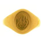 A MONOGRAMMED GOLD GENTLEMAN'S SIGNET RING, MARKED 18CT, 11.5G, SIZE X++HOOP SHOWS SIGNS OF