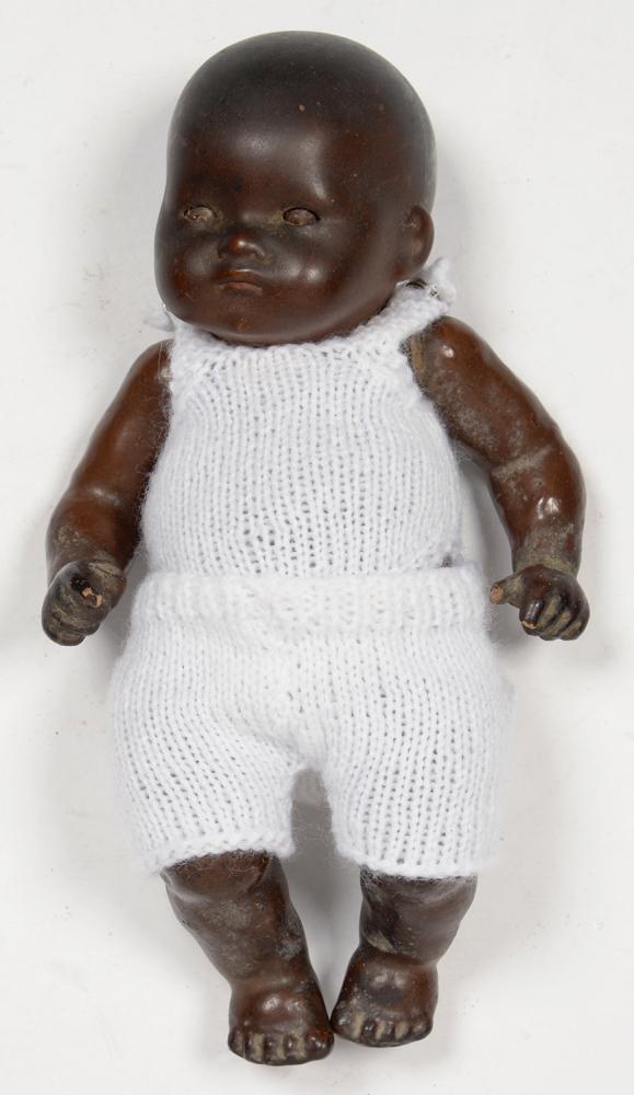 AN ARMAND MARSEILLE BISQUE HEADED BLACK BABY DOLL, BENT LIMB COMPOSITION BODY, 20CM H, EARLY 20TH C