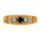 A SAPPHIRE AND DIAMOND RING, WITH TEXTURED SHOULDERS, IN 18CT GOLD, BIRMINGHAM 1971, 3.5G, SIZE