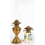 A BRASS OIL LAMP, 28CM H, EARLY 20TH C AND AN HEXAGONAL MASON'S IRONSTONE CHARTREUSE PATTERN LAMP