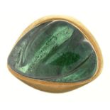 A CARVED GREEN TOURMALINE RING IN GOLD, UNMARKED, C1970, 18G, SIZE I