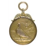 A 9CT GOLD MEDALLION, 25 MM DIAM, OBVERSE DECORATED WITH PIGEONS, REVERSE INSCRIBED YNYSYBWL