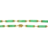 AN ART DECO CHINESE JADE NECKLACE, IN GOLD MARKED 14K, 45 CM LONG, 14G++IN GOOD CONDITION