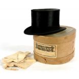 A GENTLEMAN'S BLACK SILK TOP HAT BY AUSTIN REED LIMITED, HEAD SIZE 20 X 16CM APPROX