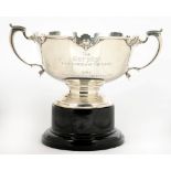 AN ELIZABETH II SILVER TROPHY CUP, 15 CM H EXCLUDING BASE, SHEFFIELD 1964, 26OZS 17DWTS++SCRATCHED