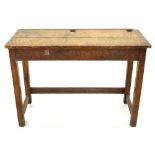 AN EARLY 20TH C OAK SCHOOL DESK, 70CM H; 102 X 44CM