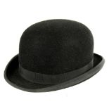 A BLACK BOWLER HAT BY JAMES LOCK & CO LIMITED, LONDON, HEAD SIZE 17 X 21CM APPROX, MAKER'S CARD BOX,