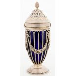 AN EDWARD VII SILVER SUGAR CASTER, BLUE GLASS LINER, 17.5 CM H, 5OZS 3DWTS++TARNISHED