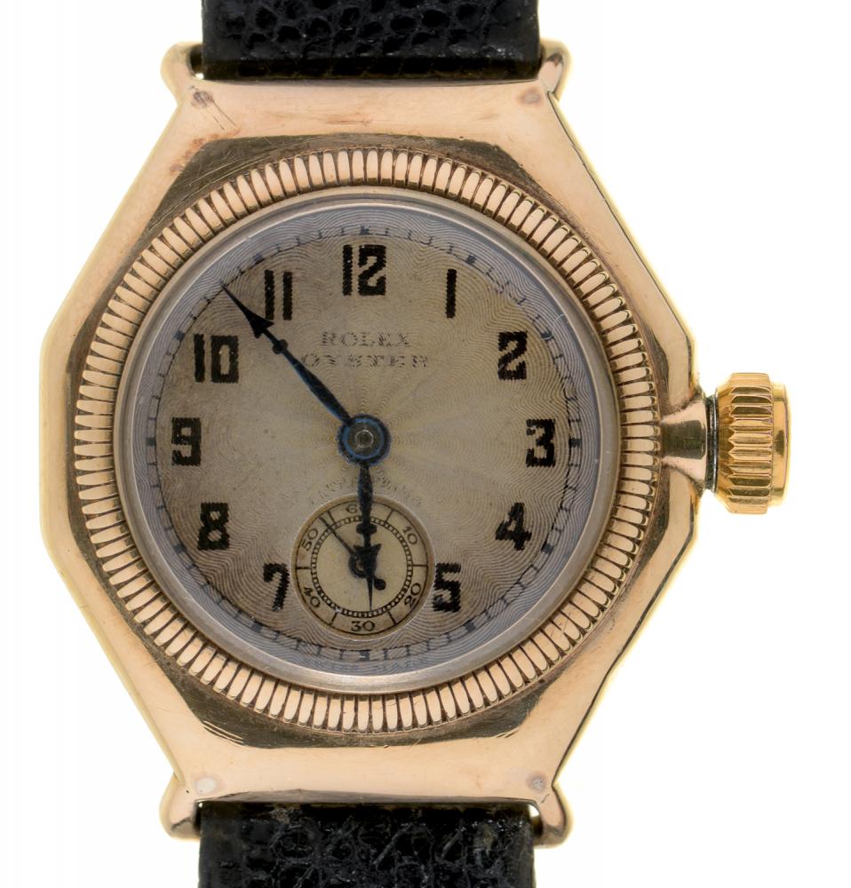 A ROLEX OYSTER 9CT GOLD LADY'S WRISTWATCH, CASE 3.1 CM DIAMETER, LEATHER STRAP++IN GOOD CONDITION,