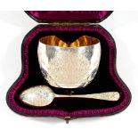 A VICTORIAN SILVER PORRINGER AND SPOON, PLUSH LINED CASE, LONDON 1888, 5OZS 6DWTS++CASE WORN