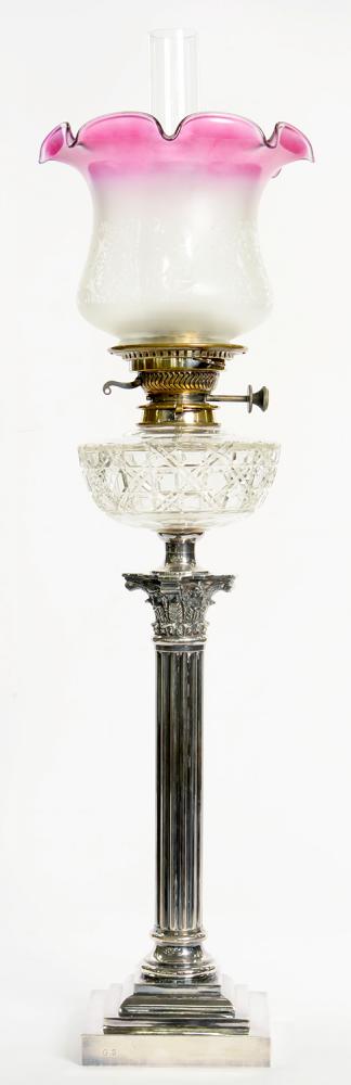 A PLATED BRASS CORINTHIAN COLUMN OIL LAMP ON STEPPED SQUARE FOOT WITH CUT GLASS FOUNT, MESSENGER