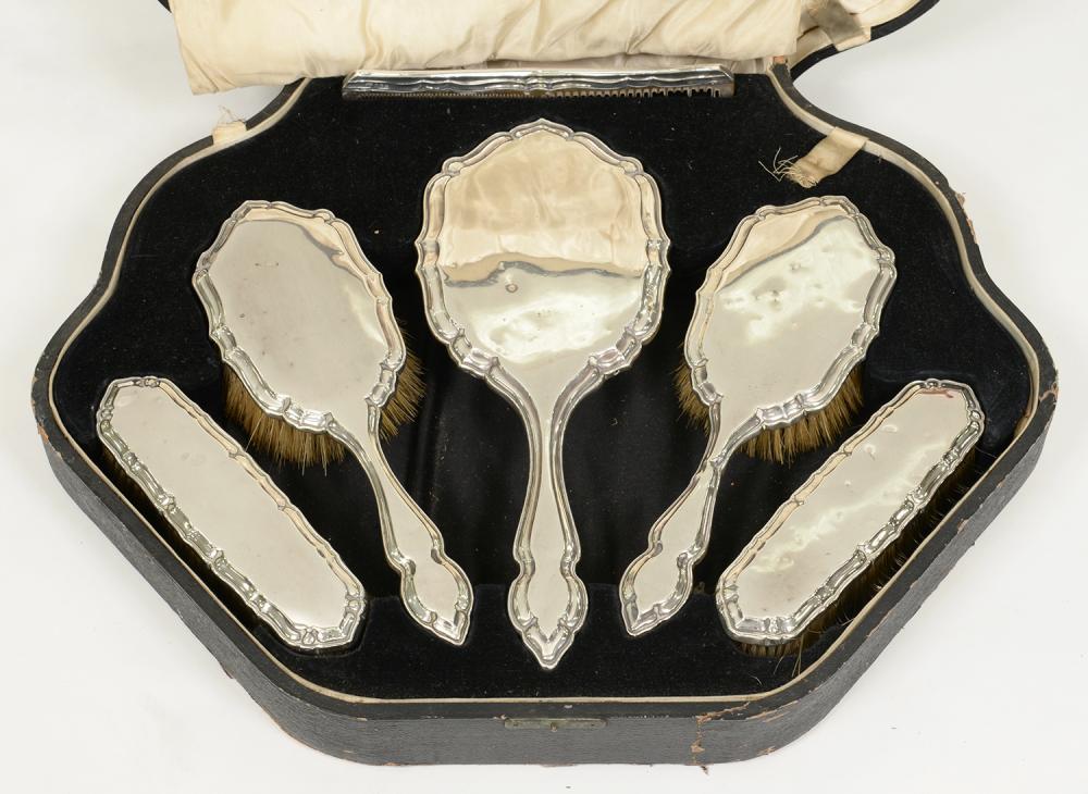 A VICTORIAN FIVE PIECE SILVER DRESSING SET, IN PLUSH LINED CASE, LONDON 1856++CASE WORN AND DETACHED