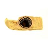 A YELLOW DIAMOND RING, IN ASYMMETRIC 18CT GOLD HOOP OF RUSTIC DESIGN, LONDON 1999, MAKERS MARK PD,