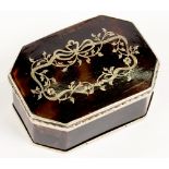 AN EDWARD VII SILVER INLAID TORTOISESHELL INSET SILVER SNUFF OR OTHER BOX, 6.5 CM W, BIRMINGHAM