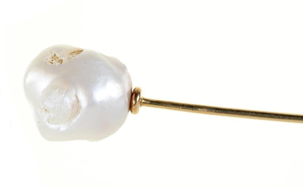 A VICTORIAN NATURAL BAROQUE PEARL STICK PIN, IN GOLD, 7.5 CM LONG, 3G++WITH LIGHT WEAR CONSISTENT