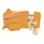 A SWEDISH RUSTIC TEXTURED GOLD BROOCH, WITH CULTURED PEARLS, MARKED 585, 3.5 CM APPROX, 13.5G++IN