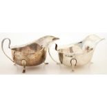 A GEORGE V SILVER SAUCE BOAT, 6 CM H, SHEFFIELD 1933 AND AN ELIZABETH II SILVER SAUCE BOAT, 7.5 CM