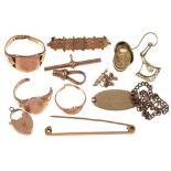 MISCELLANEOUS GOLD JEWELLERY, INCLUDING BROOCHES, SIGNET RINGS AND FRAGMENTS, 27G++ITEMS DAMAGED AND