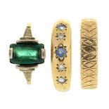THREE GOLD RINGS COMPRISING AN ART DECO PASTE RING IN GOLD MARKED 9CT, SIZE O, A SAPPHIRE AND