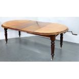 A VICTORIAN MAHOGANY EXTENDING DINING TABLE WITH THREE LEAVES AND WINDING HANDLE, 72CM H; 120 X