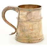 BRITANNIA STANDARD. A GEORGE V SILVER MUG, 9 CM H, LONDON 1922, 8OZS 10DWTS++TARNISHED.