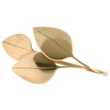 A 9CT GOLD LEAVES BROOCH BY GEOFFREY BELLAMY FOR IVAN TARRATT, BIRMINGHAM 1965, 6 CM LONG, 9G++IN