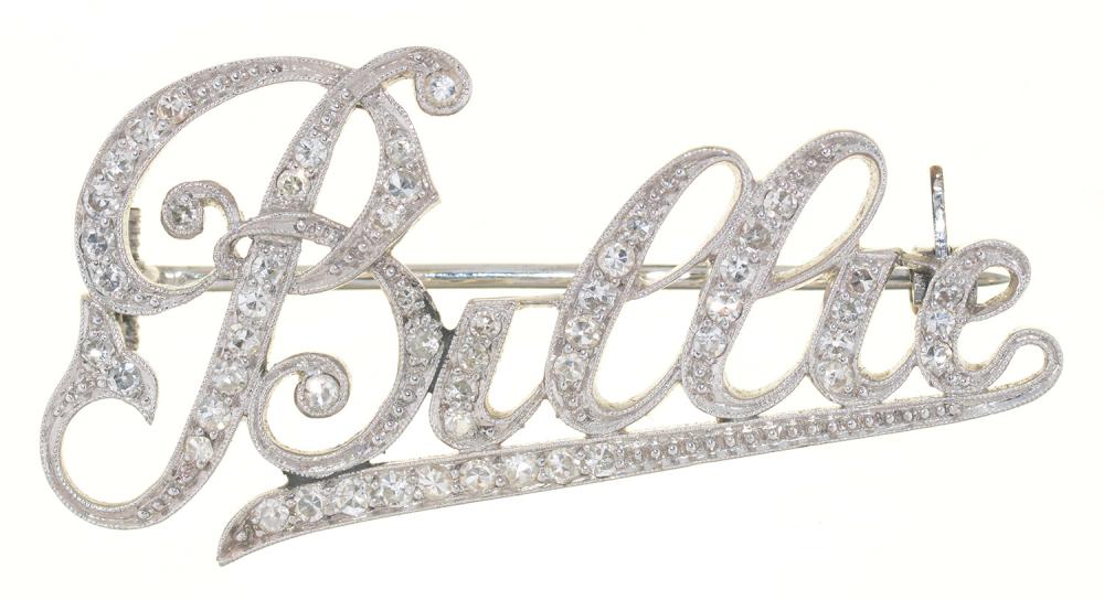 A DIAMOND PAVE SET NAME BROOCH, 'BILLIE', MILLEGRAIN EDGED, IN PLATINUM, UNMARKED, 4 CM LONG, 7G++IN