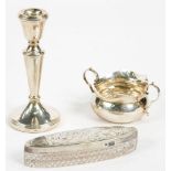 AN EDWARD VII SILVER PORRINGER, 5.5 CM H, CHESTER 1907, A GEORGE VI SILVER AND GLASS HAIRPIN BOX, 13