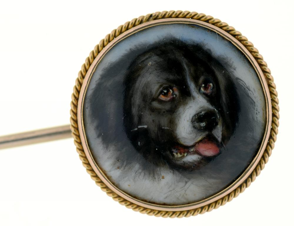 A VICTORIAN GOLD STICK PIN WITH ENAMEL TERMINAL, PAINTED BY WILLIAM ESSEX WITH THE HEAD OF A DOG,