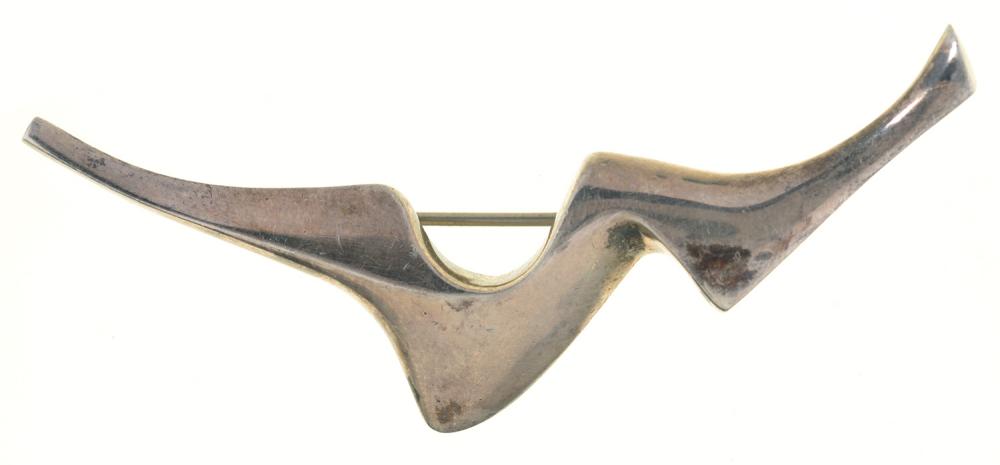 A MODERNIST SILVER BROOCH BY ERNEST BLYTH FOR IVAN TARRANT, BIRMINGHAM 1988, SIGNED, 6.5 CM LONG,