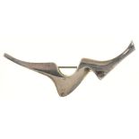 A MODERNIST SILVER BROOCH BY ERNEST BLYTH FOR IVAN TARRANT, BIRMINGHAM 1988, SIGNED, 6.5 CM LONG,