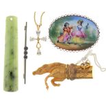 A QUANTITY OF JEWELLERY INCLUDING A JADE BATON AND MISCELLANEOUS COSTUME JEWELLERY++WEAR AND DAMAGE
