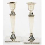 A PAIR OF GEORGE V SILVER CANDLESTICKS, 16 CM H, SHEFFIELD 1930, 10OZS 14DWTS++GOOD CONDITION