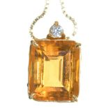 A CITRINE AND DIAMOND PENDANT IN GOLD, MARKED 750, ON A GOLD NECKLACE, 42 CM L, MARKED 750, 3G++GOOD