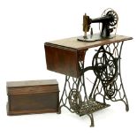 A SINGER SEWING MACHINE, MOUNTED ON CAST IRON BASE WITH MAHOGANY DROP LEAF TABLE TOP