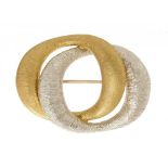 A TEXTURED TWO COLOUR GOLD BROOCH of interlocking circlets, marked 750, approx 4.5 x 3.2 cm, 16g++In