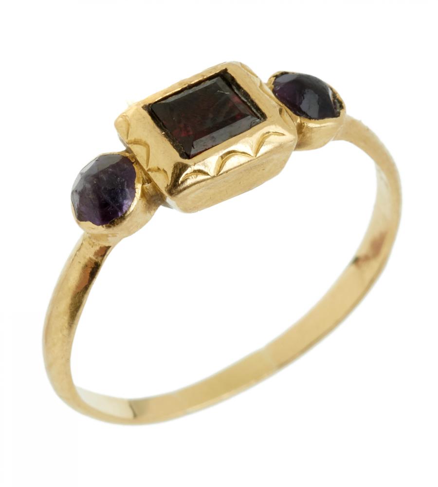 AN ENGLISH FOILED GARNET AND AMETHYST RING, 17TH CENTURY in gold 2g, size O++Even wear consistent