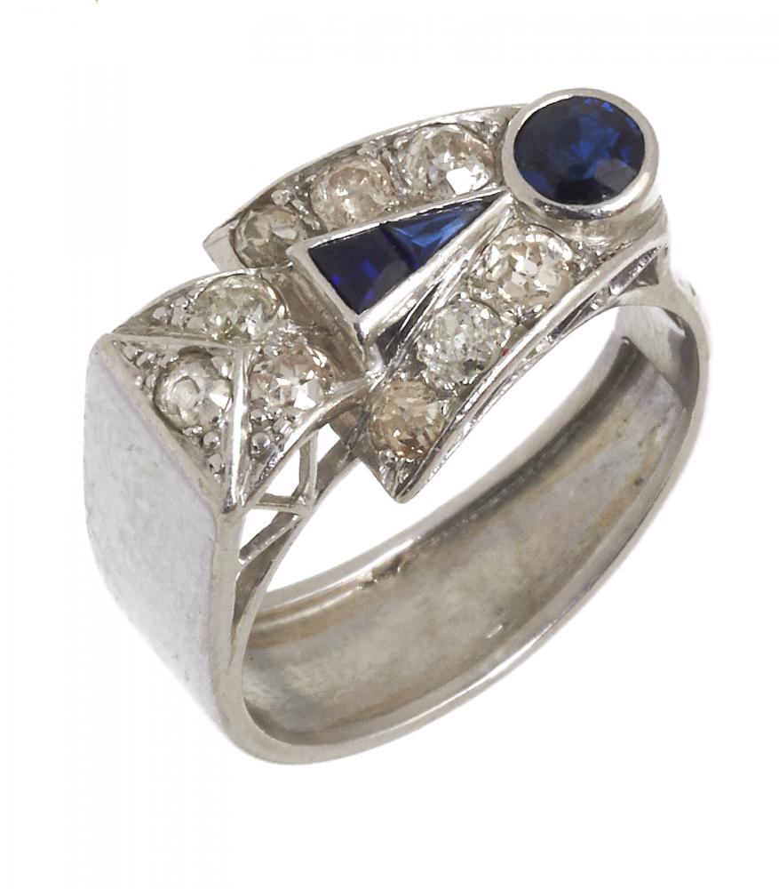 A 1940'S DIAMOND AND SAPPHIRE COCKTAIL RING in platinum, 6.5g, size S++In good condition