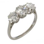 A THREE STONE DIAMOND RING the brilliant cut diamonds approx 1.8 ct, K colour, SI1 clarity, in