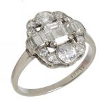 AN DIAMOND RING, C1930 of baguette and old brilliant cut diamond, s approx 1.27 ct, G/H colour,