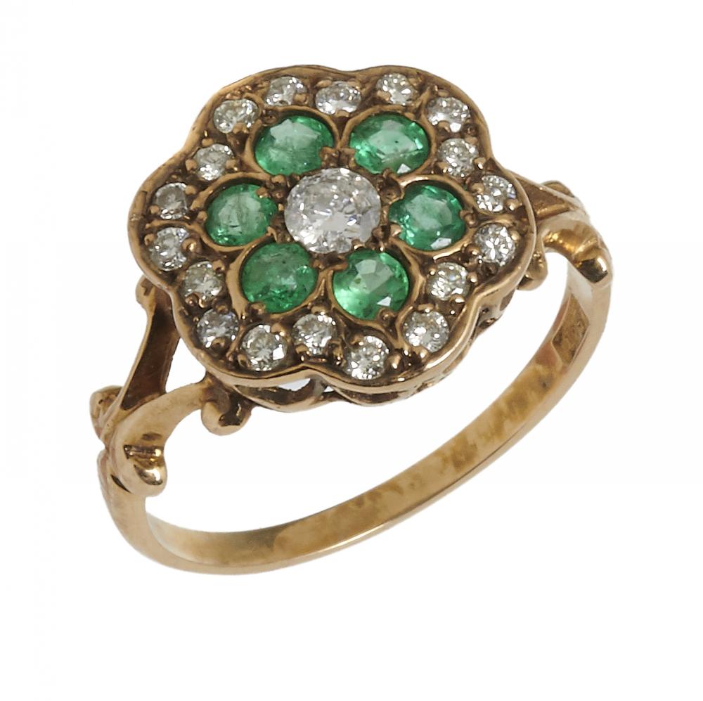 AN EMERALD AND DIAMOND CLUSTER RING, EARLY 20TH C in gold, marked 15ct, 2.5g, size O++Slight