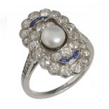 AN UNUSUAL ART DECO DIAMOND, SAPPHIRE AND PEARL RING of two overlapping interlocking ovals, the