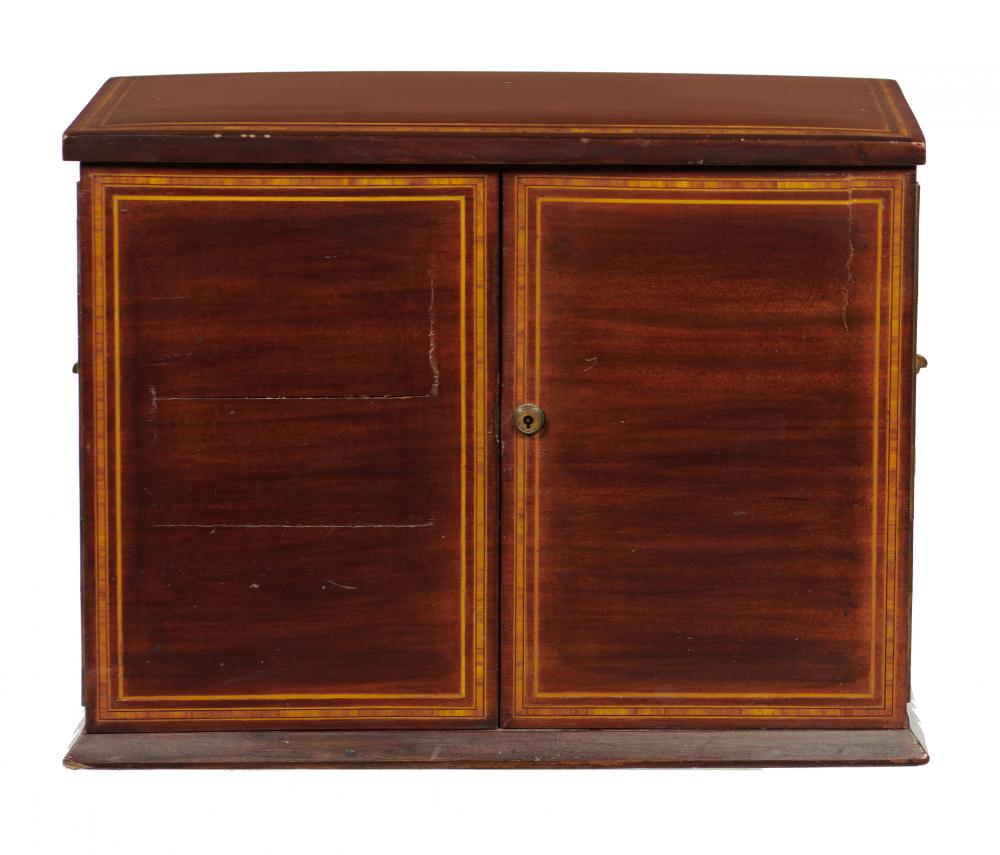 AN EDWARD VII MAHOGANY STATIONERY BOX, C1900-10 crossbanded in satinwood and line inlaid, the - Bild 2 aus 2