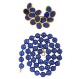A LAPIS LAZULI CLUSTER BROOCH in textured gold, marked 750, 4.4 x 3.5 cm, 10.5g and a string of