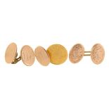 AN ENGRAVED 9CT GOLD CUFFLINK, A MONOGRAMMED 9CT GOLD CUFFLINK AND A COIN CUFFLINK WITH 9CT BACK,