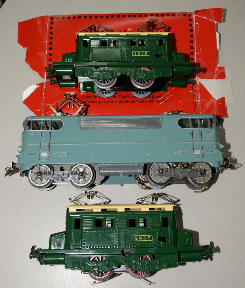 TWO FRENCH HORNBY (HACHETTE) PLASTIC O-GAUGE ELECTRIC LOCOMOTIVES AND A LARGER ALLOY LOCOMOTIVE