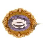 AN AMETHYST BROOCH, IN GOLD MARKED 9CT, 2.5 X 2.1 CM APPROX, 4.5G++LIGHT WEAR CONSISTENT WITH AGE