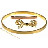 A 9CT GOLD GREEK KEY BANGLE, CHESTER 1926, TWO 9CT GOLD BROOCHES AND A GOLD CHAIN MARKED 375, 15.