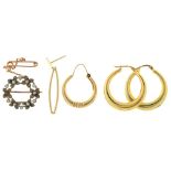 AN EARLY 20TH C PEARL GARLAND BROOCH IN GOLD MARKED 15CT, A PAIR OF 9CT GOLD HOOP EARRINGS, AND 2
